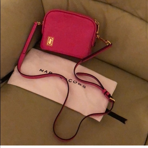 Marc Jacobs Handbags - Marc Jacob Neon hot pink crossbody w/ dust bag 😘